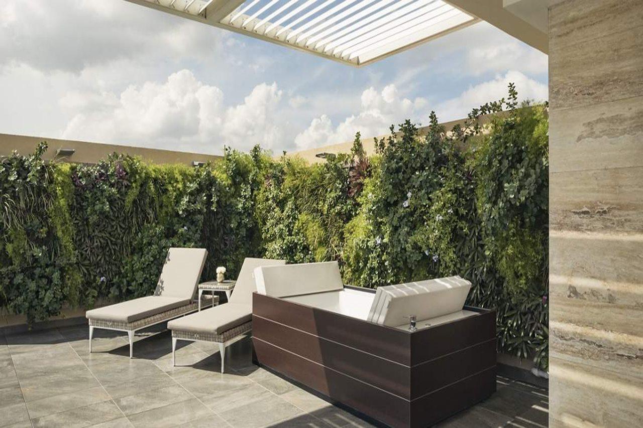 סנטו דומינגו El Embajador, A Royal Hideaway Hotel מראה חיצוני תמונה A living wall in a private residence